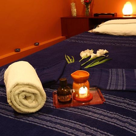 Avari Towers Karachi Exteriör bild A massage table