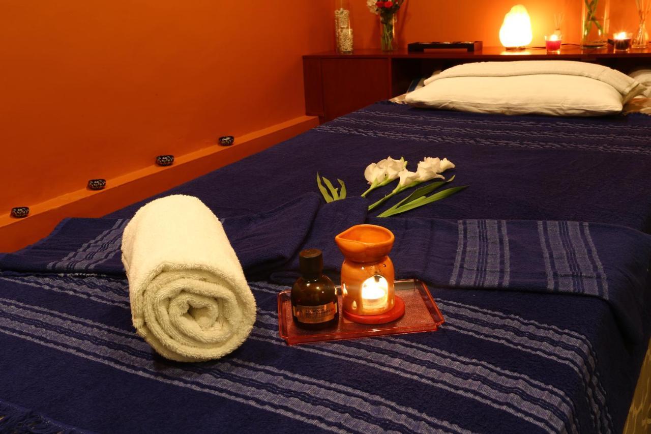 Avari Towers Karachi Exteriör bild A massage table