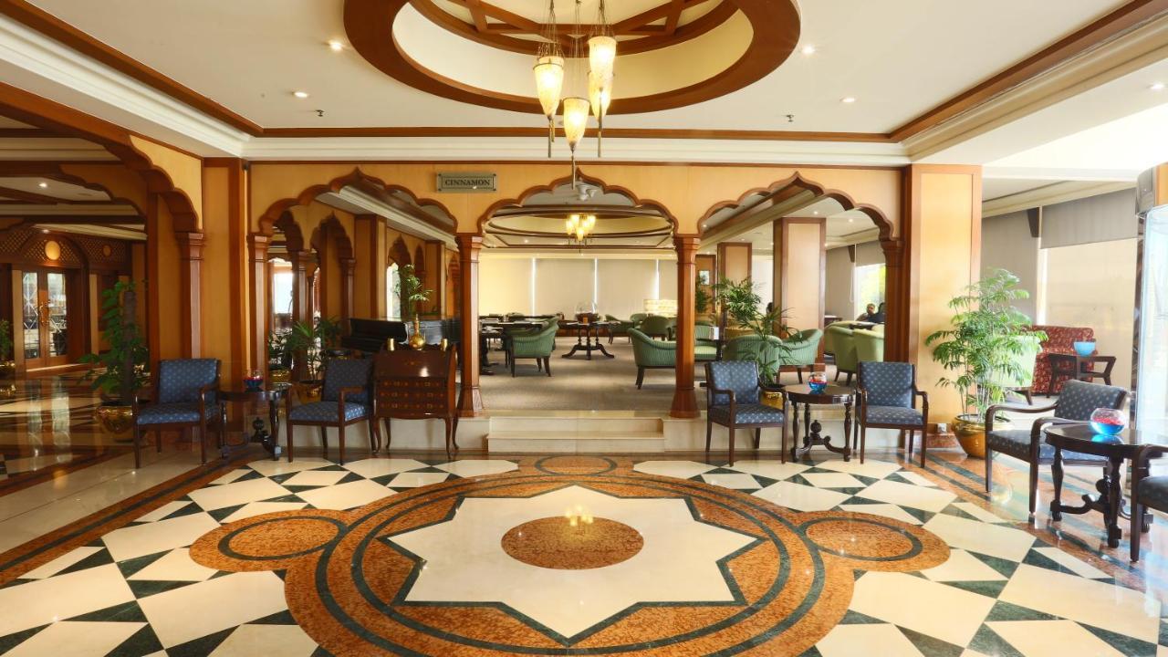 Avari Towers Karachi Exteriör bild The lobby of the hotel