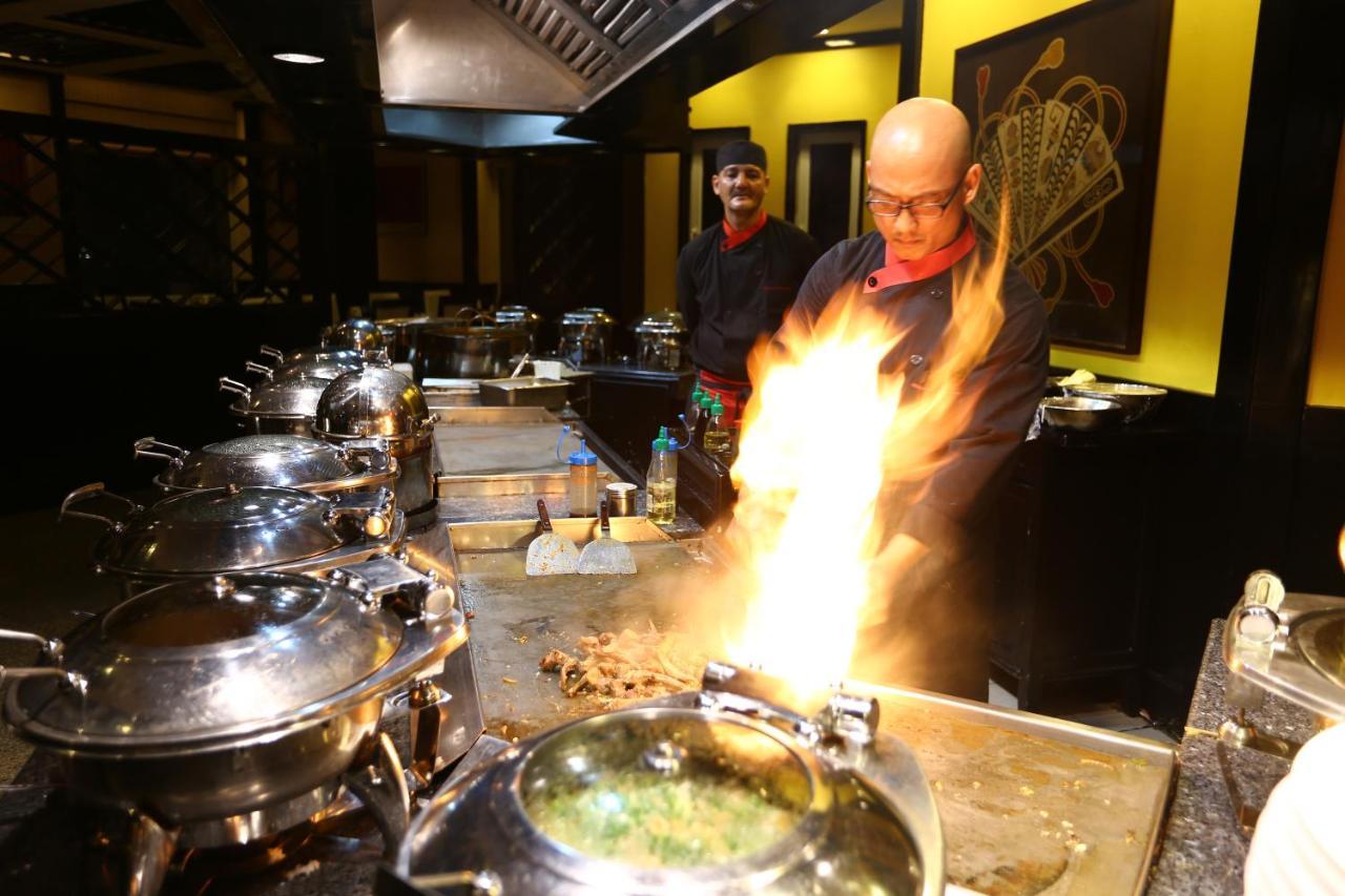 Avari Towers Karachi Exteriör bild A chef cooking with a blowtorch