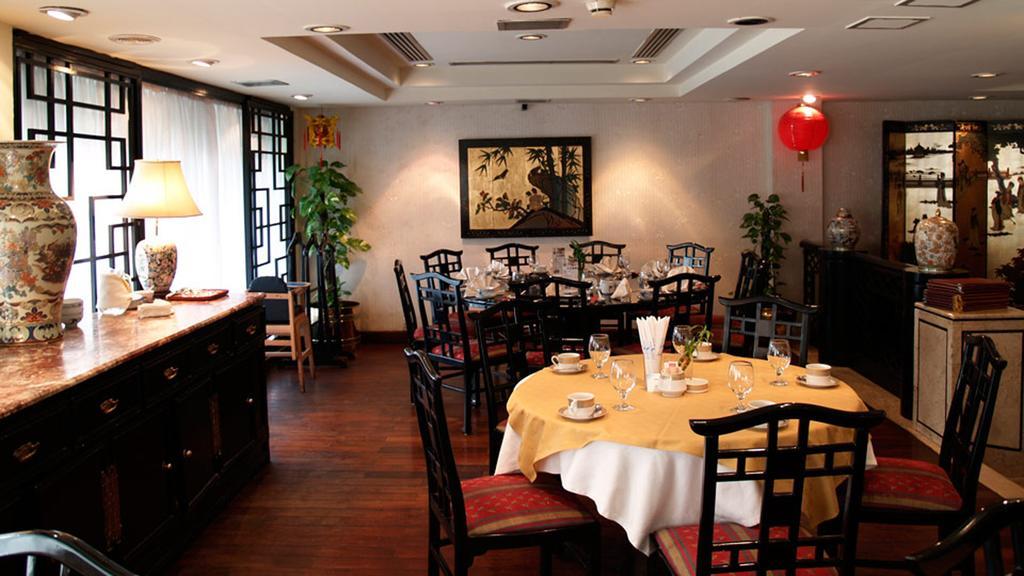 Avari Towers Karachi Exteriör bild Interior of a restaurant in Beijing
