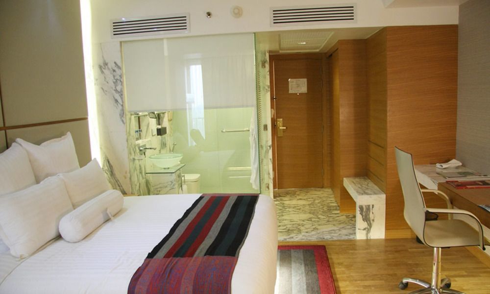 Avari Towers Karachi Exteriör bild A room at the hotel