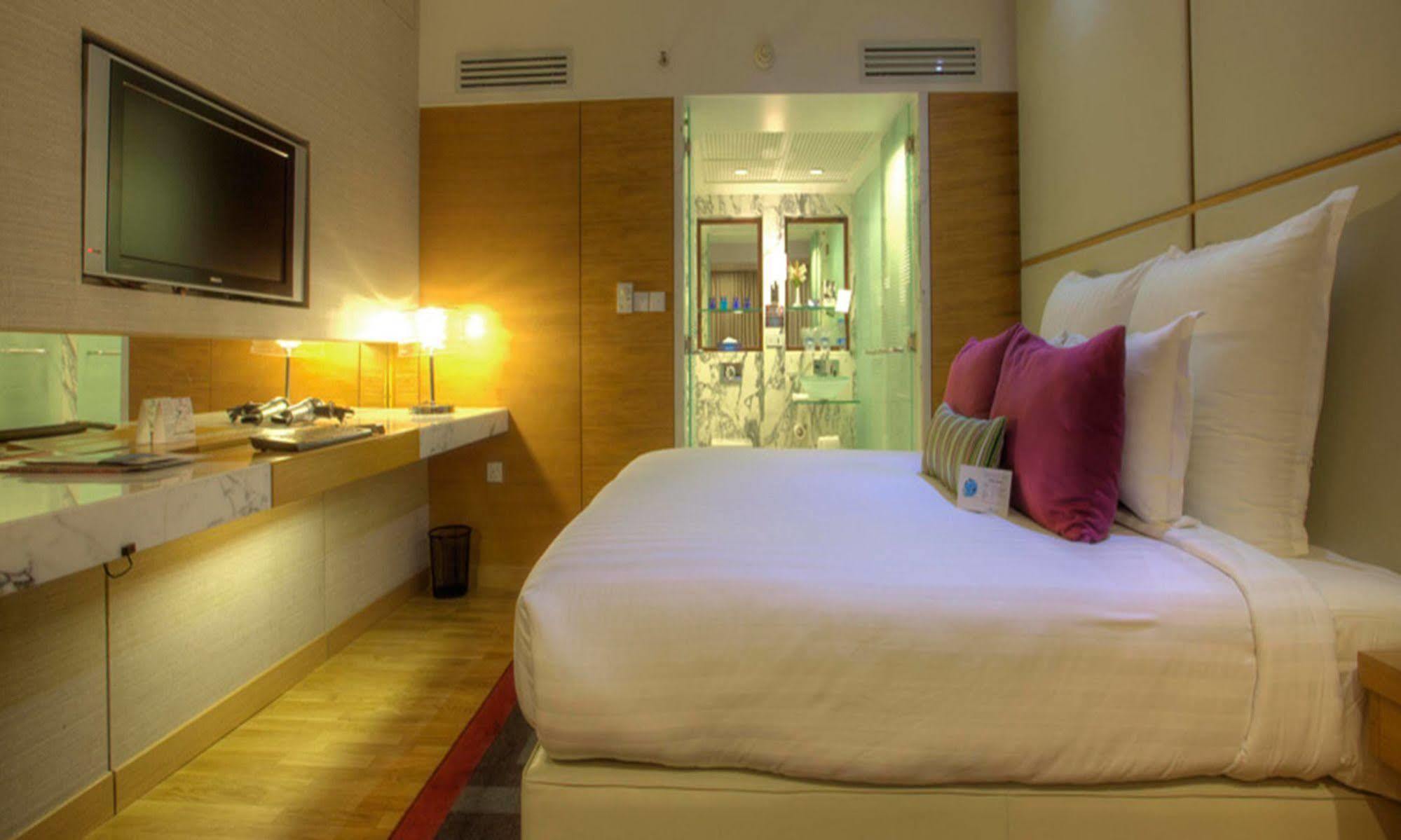 Avari Towers Karachi Exteriör bild Deluxe Room