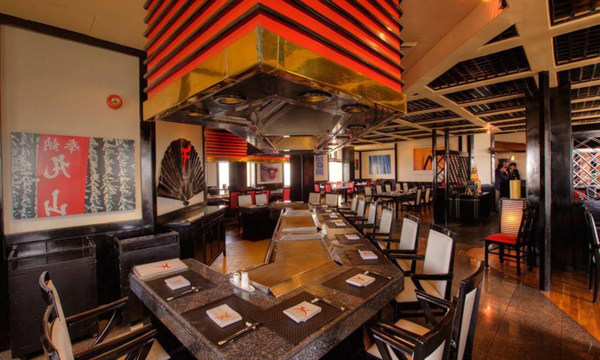 Avari Towers Karachi Exteriör bild The interior of a typical PF Chang's