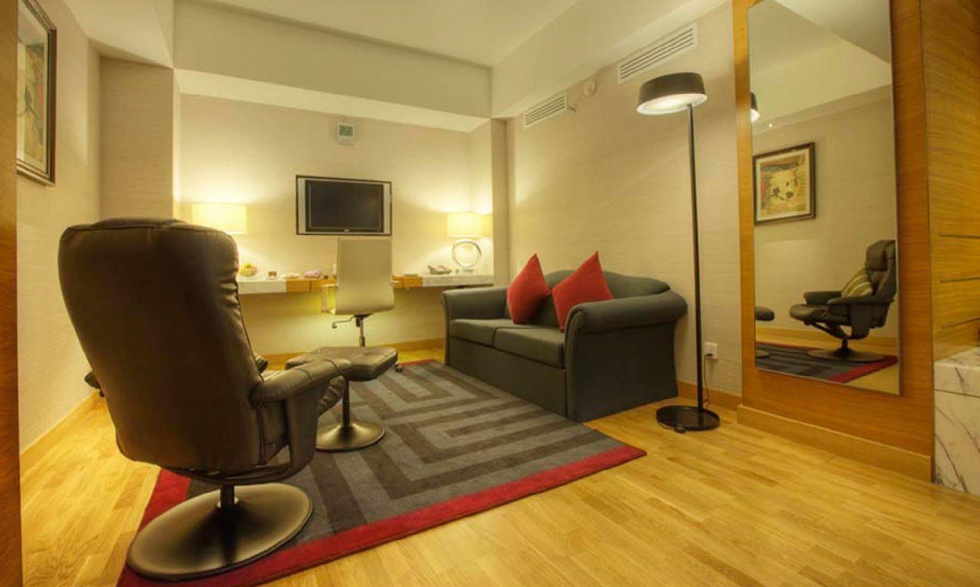 Avari Towers Karachi Exteriör bild A suite at the hotel