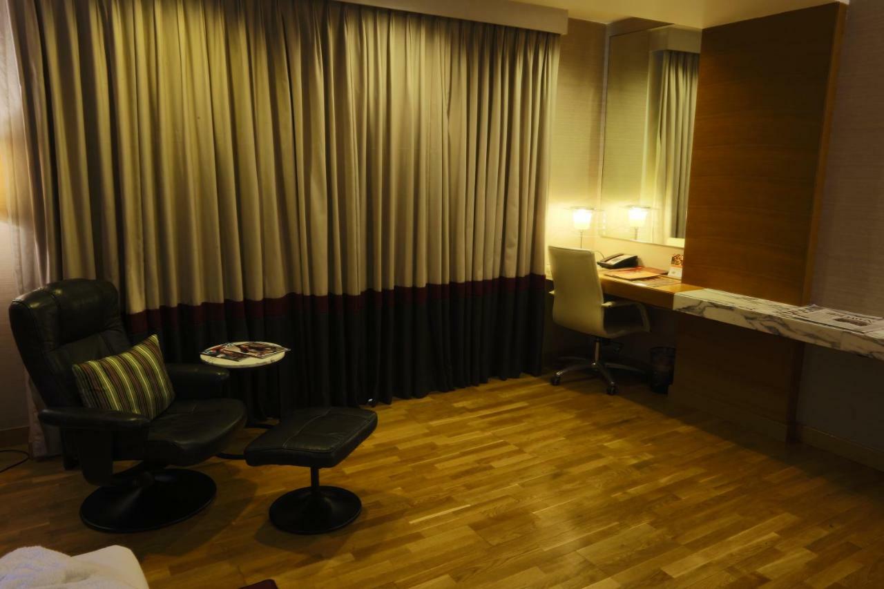 Avari Towers Karachi Exteriör bild A room at the hotel