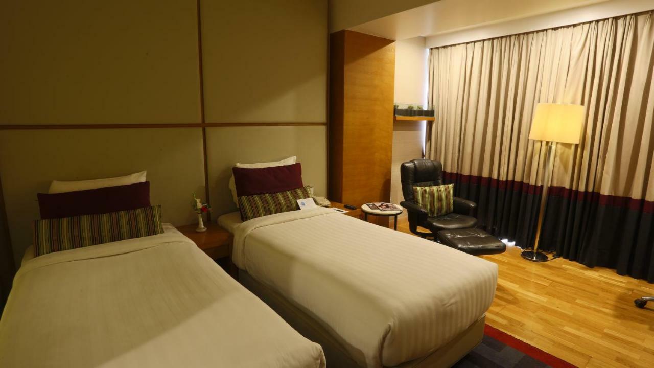 Avari Towers Karachi Exteriör bild A room at the hotel