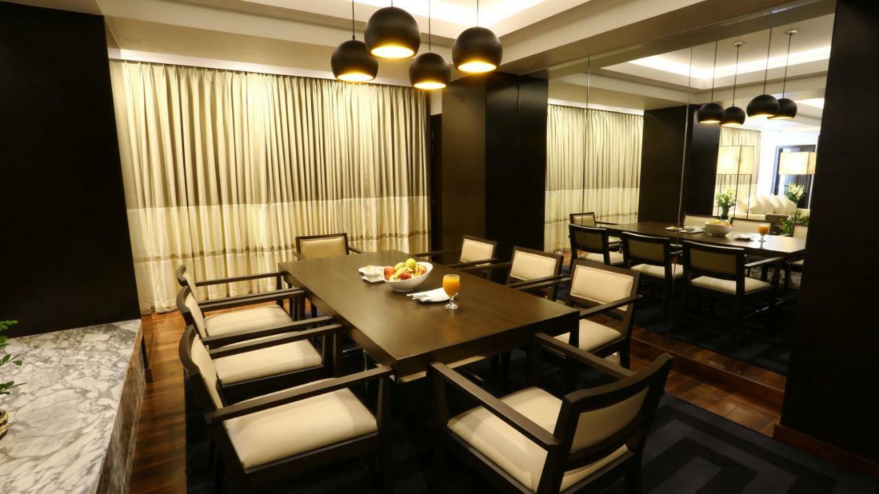 Avari Towers Karachi Exteriör bild A dining room